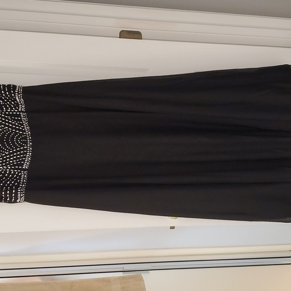 Beautiful Women's beaded and stunning looking long gown. - Picture 3 of 10